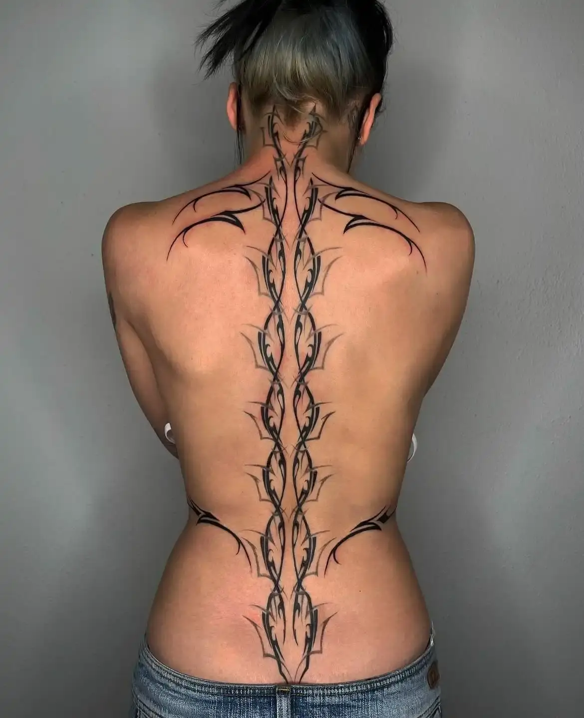 David Enth Article about David Enth, an LA tattoo artist known for large-scale futuristic tattoos and Y2K-inspired designs, who transitioned from medical studies to full-time tattooing. (image 13 of 17)