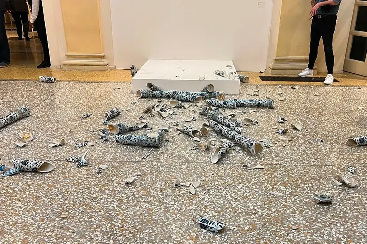 Image shows a broken sculpture by Ai Weiwei at the ‘Who am I?’ exhibition in Palazzo Fava, Bologna. The sculpture, named ‘Porcelain Cube,’ was deliberately destroyed by Vaclav Pisvejc, a 57-year-old Czech man known for his disruptive behavior at art events. The exhibition, which delves into Weiwei’s exploration of power structures and artificial intelligence, will be open until April 4, 2025